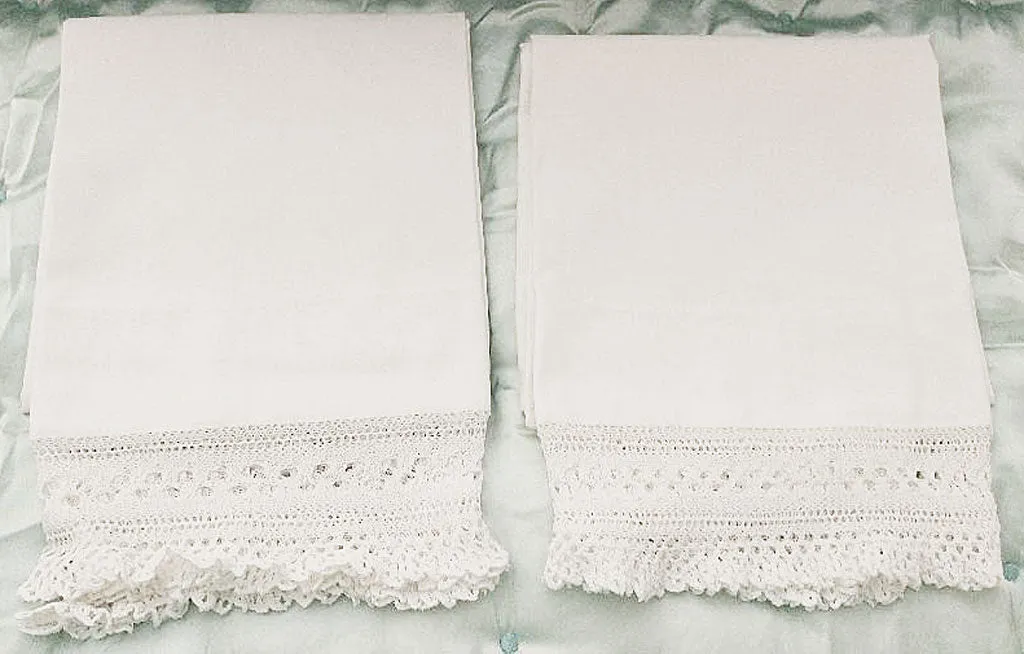 *EXQUISITE VINTAGE HEIRLOOM CROCHETED BY HAND VERY DELICATE & LACEY RUFFLE PILLOW CASES - 1 PAIR